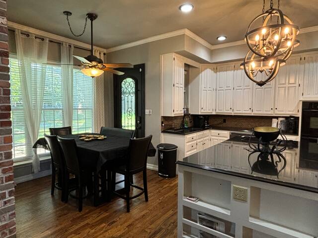 4500 sqft Entertainers home w/custom fitness area gallery image 3