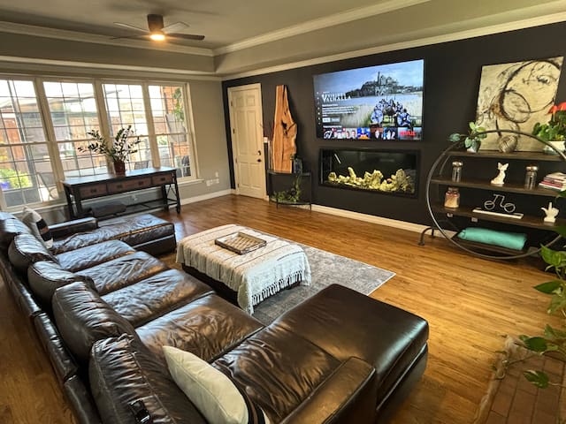 4500 sqft Entertainers home w/custom fitness area