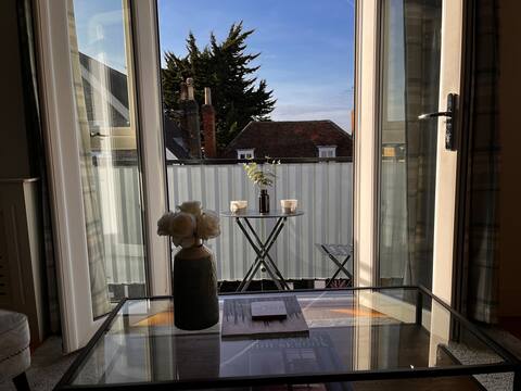 Central Windsor, Lounge Terrace & Private Parking.