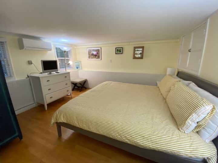 Chumba cha kwanza cha kulala chenye kitanda kikubwa