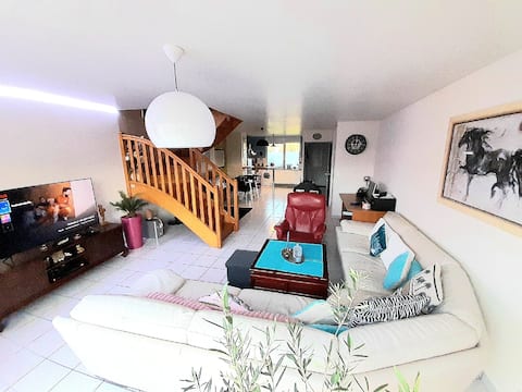 Successful Airbnb property: Quiet spacious duplex. Train station / Garden + parking in Sarthe