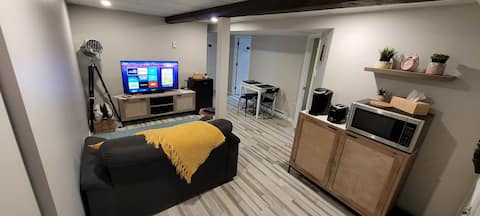 Top Airbnb: Private basement – 2 bedrooms, bathroom, living room. in La Haute Saint Charles