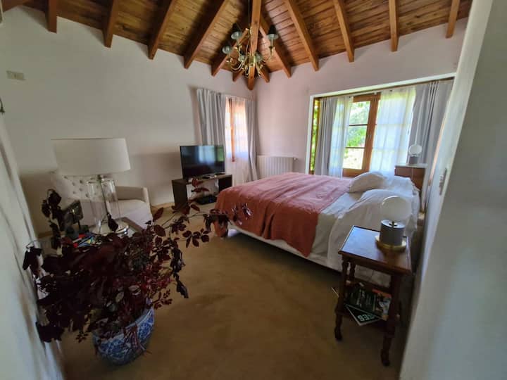 Cuarto con cama King Zize. Dos ventanas con vistas al jardín. Aire acondicionado, calefacción. Vestidor, gran cuarto de baño en suite.