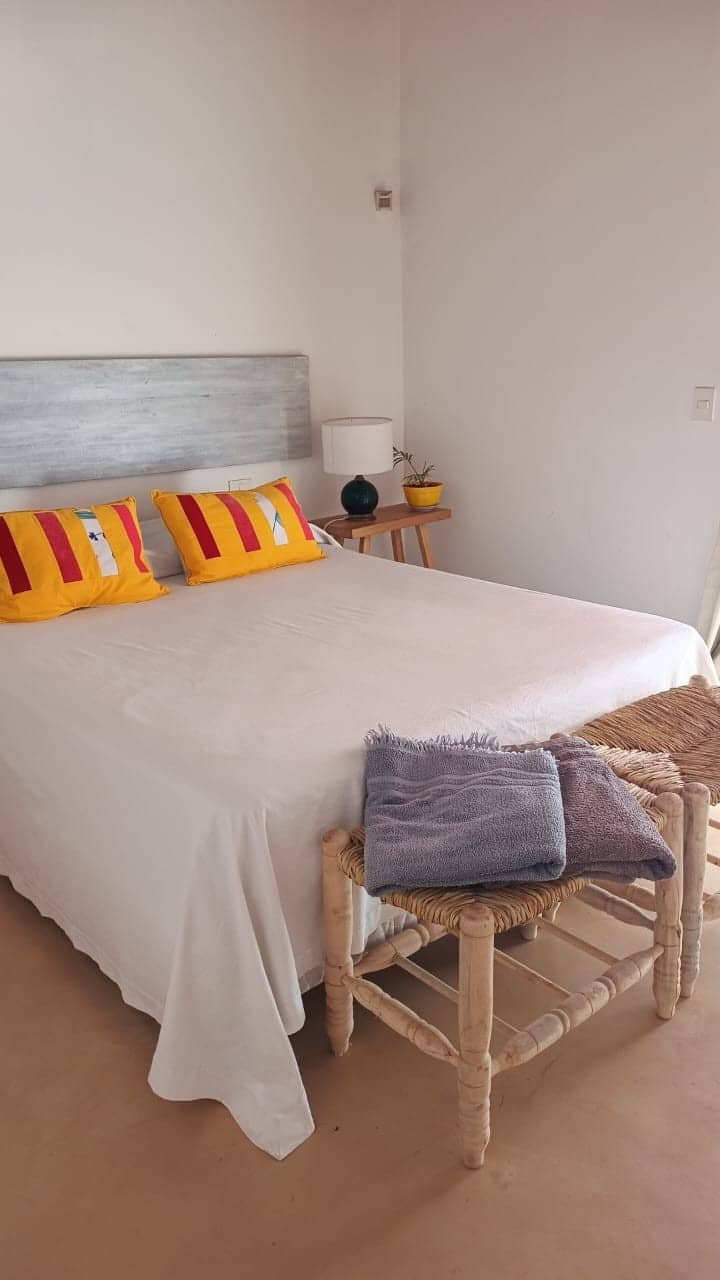 Habitación en la planta baja, con vista al jardín. Baño completo en suite. 