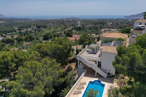 Detached villa 8 p with private pool and sea view
