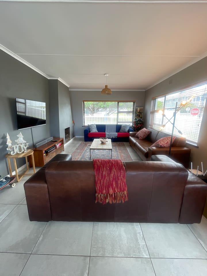 House With Ocean View And Lovey Inside Fireplace. - Kleinmond