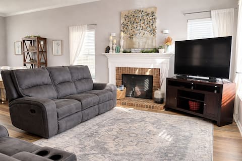 Quiet Neighborhood/Pet Friendly/Park/Pool/Trails