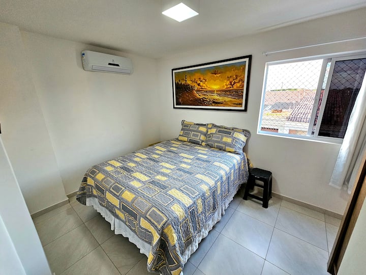 Cama Queen Size e ar-condicionado split.