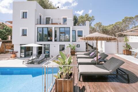 Luxurious Villa, heated pool, 5 mins walk to beach