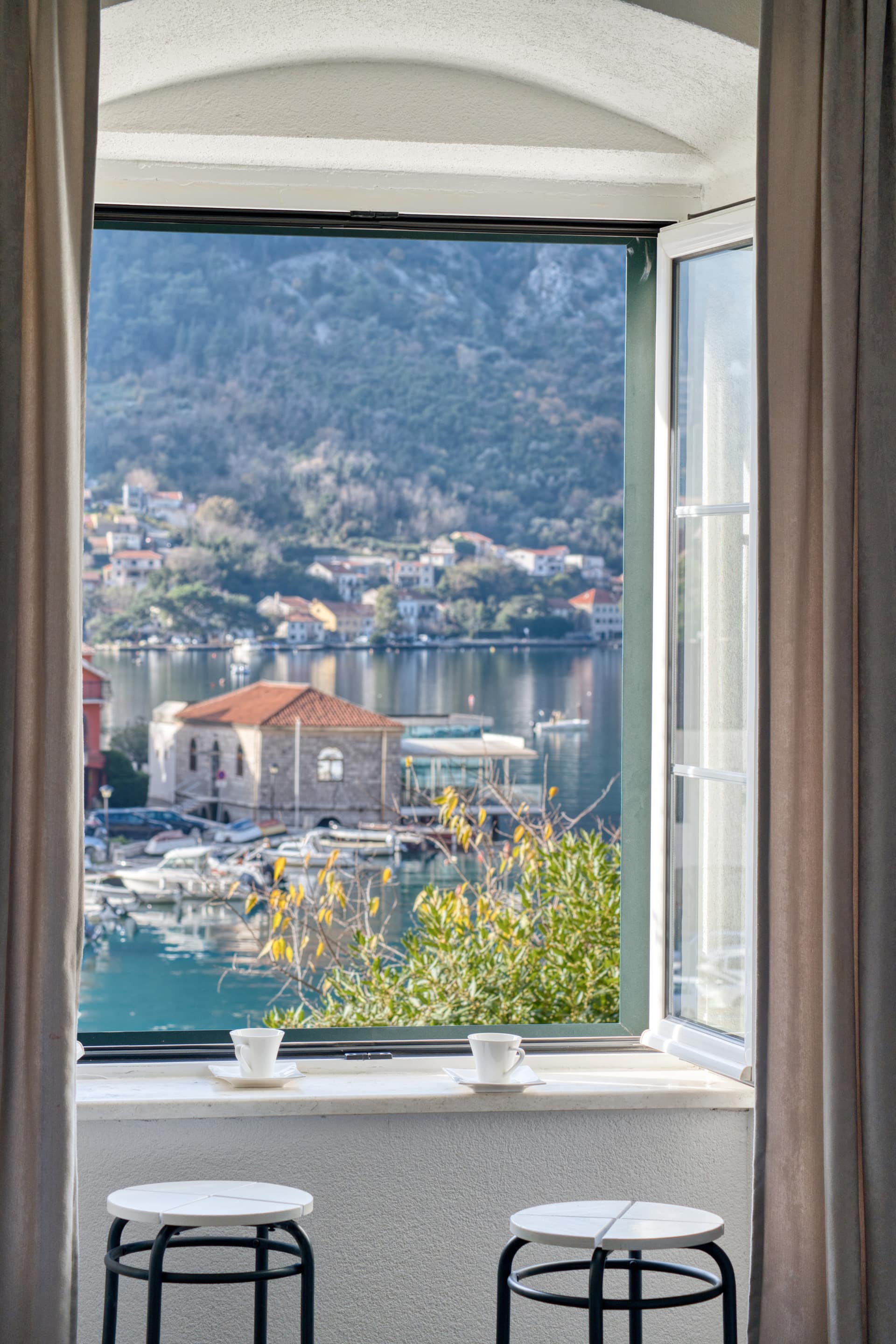Bright & Super Stylish Old Town Home with Seaview