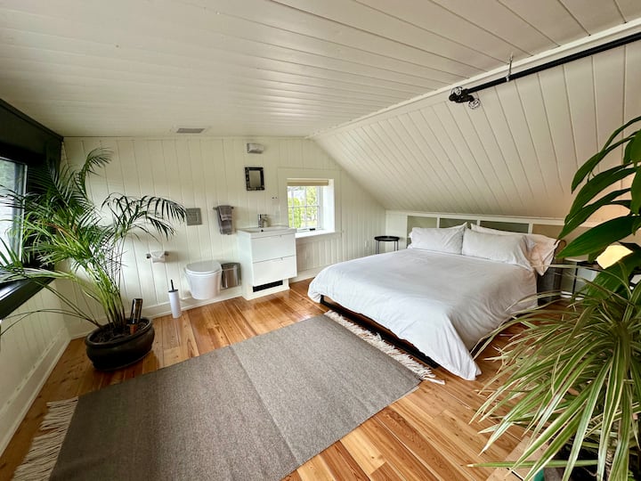 El dormitorio loft con cama tamaño queen, sofá y medio baño es adecuado para familias.
