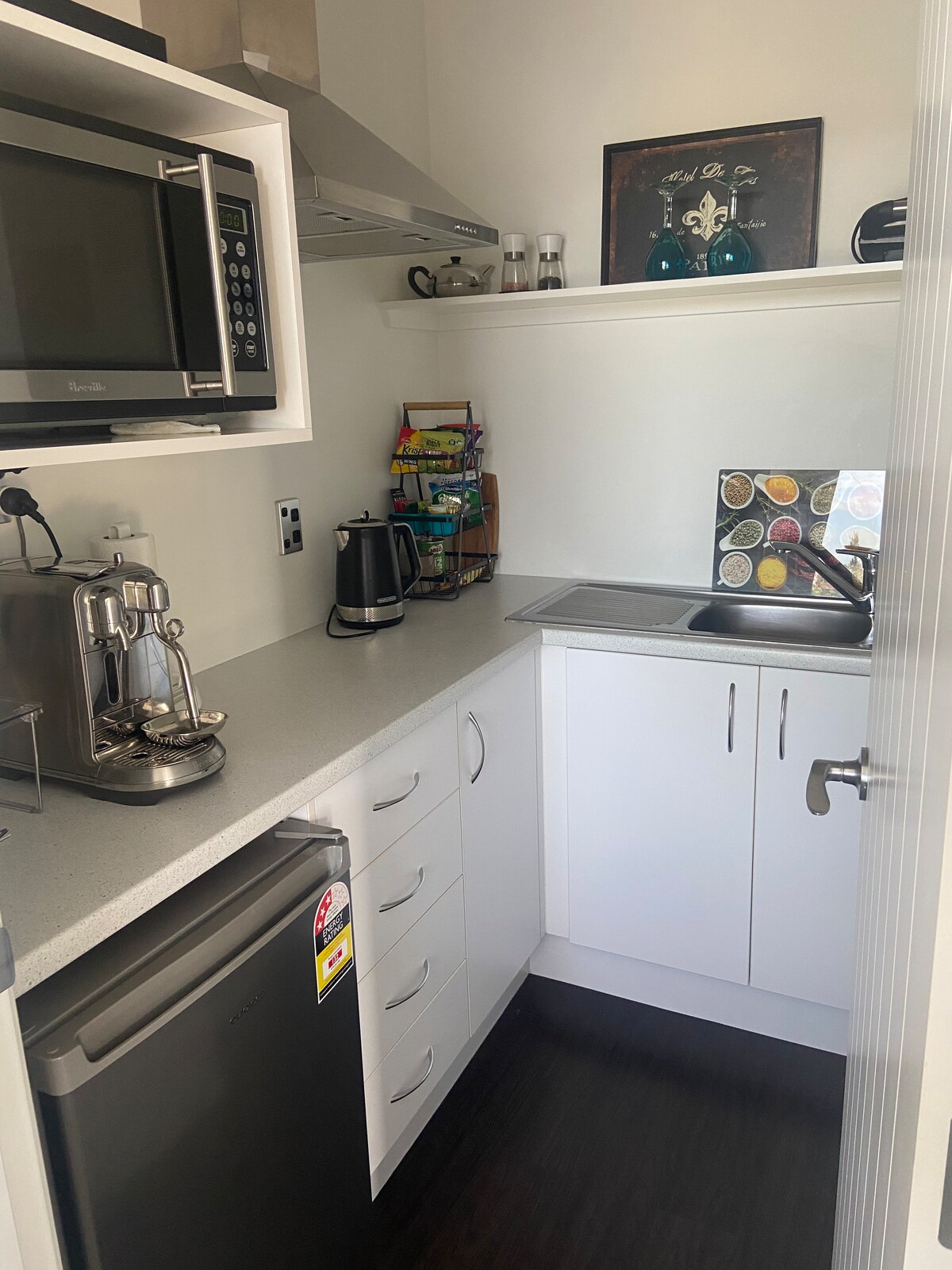 Successful Airbnb property: ‘A Stone’s Throw’ Papamoa Beach Studio, 200m>Beach in Tauranga City