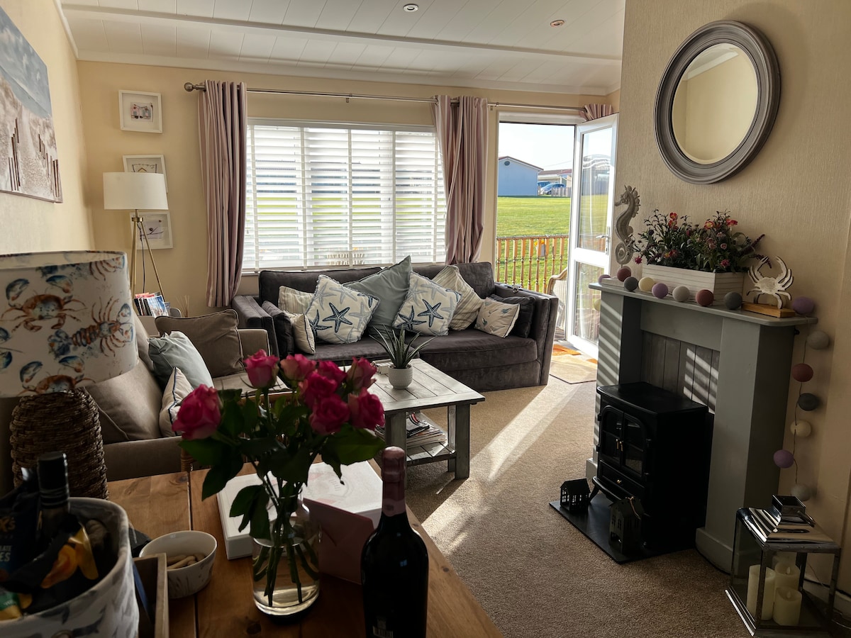 Successful Airbnb property: Boutique Dog Friendly Sunny Deck close to Beach in Bacton