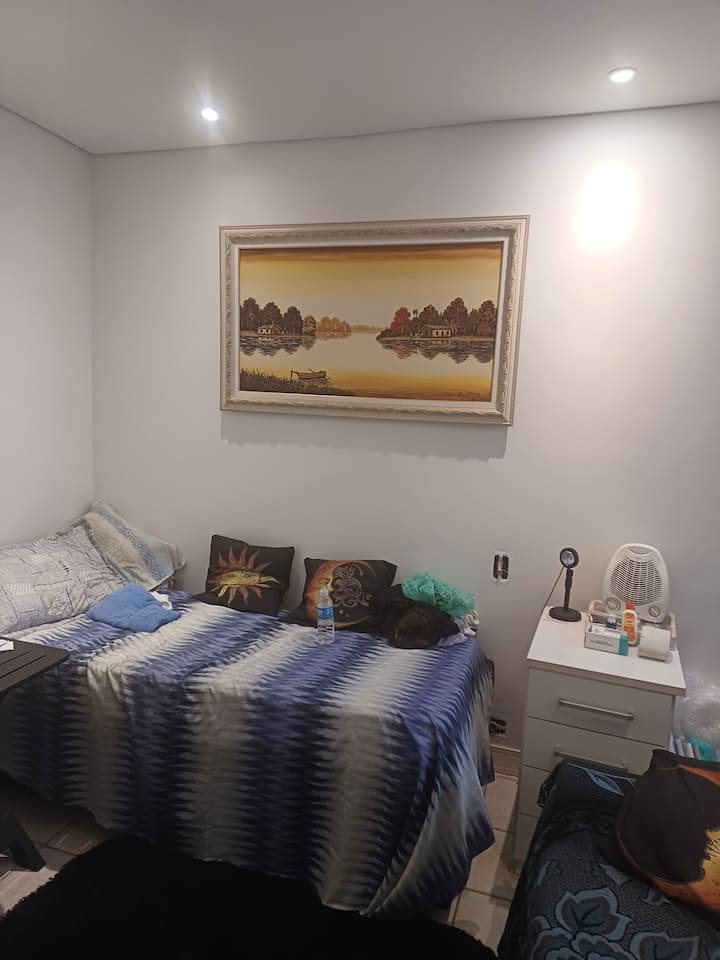 habitación grande disponible.