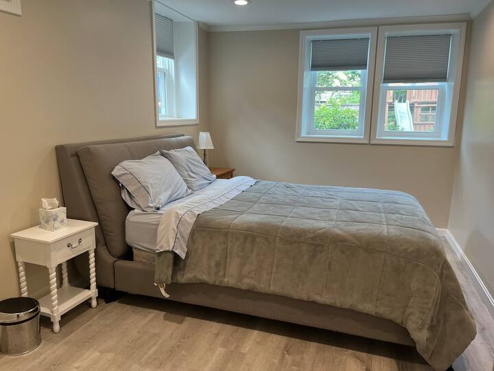 房间# 1-主卧配备步入式衣柜、标准双人床