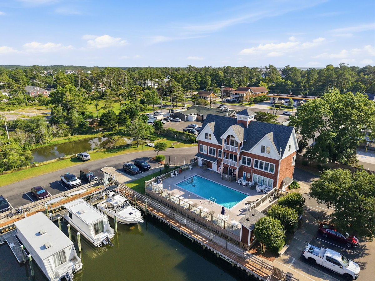 Pelicans Perch 3 Bedroom in Waterside Condo