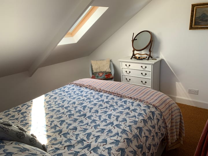 سرير مزدوج ومرآة وكرسي وخزانة ذات أدراج