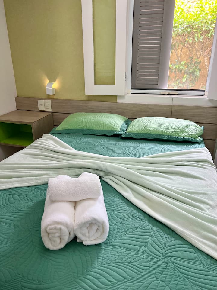 Апартман со брачен и единечен кревет (под креветот).