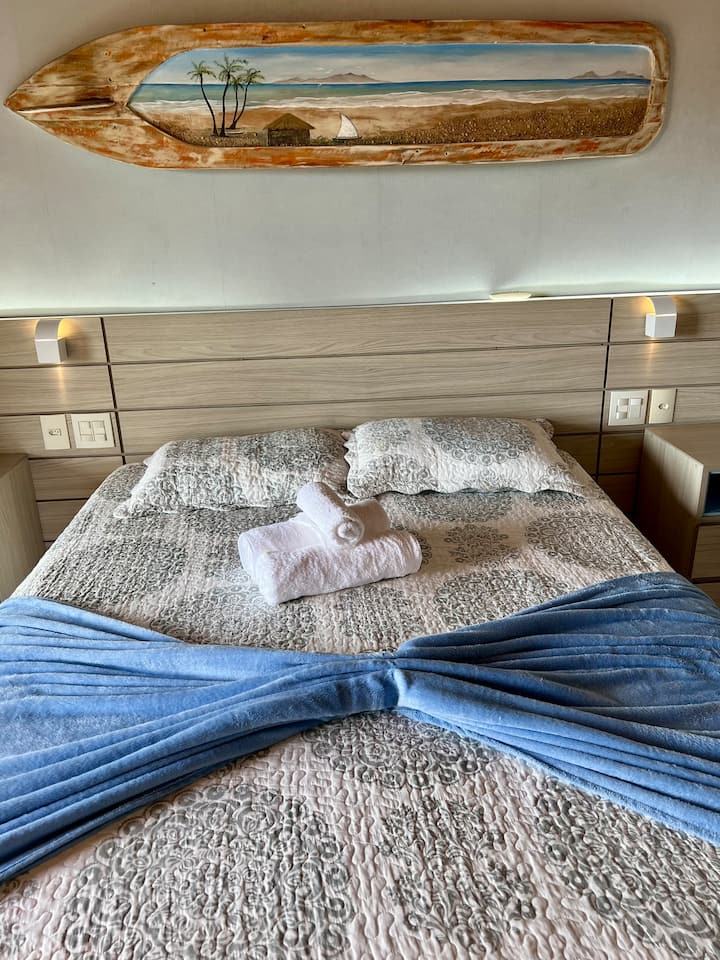 Апартман на вториот кат со брачен кревет (широк 150-179 см) и два единечни кревета (под креветот).