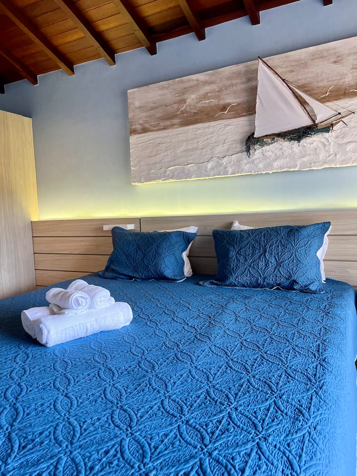 Апартман на вториот кат со брачен и два единечни кревета (под креветот).