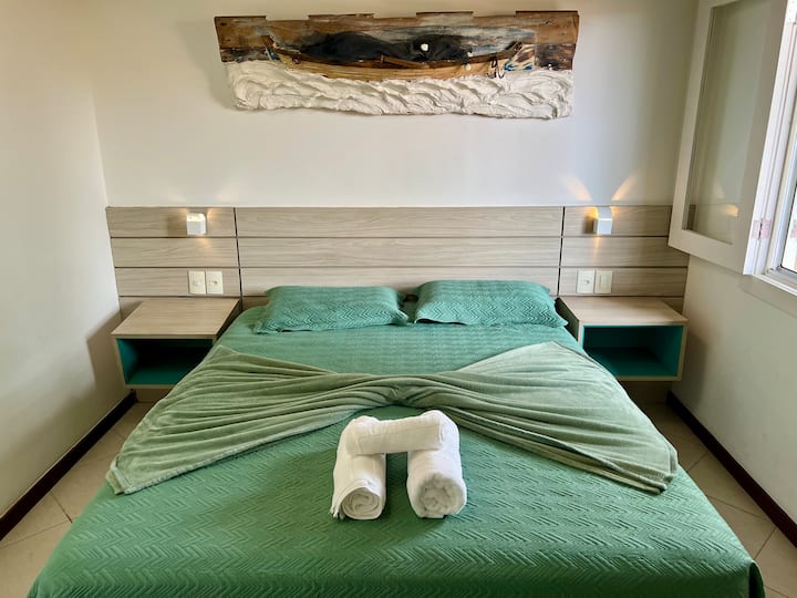 Апартман со брачен кревет (широк 150-179 см) и два единечни кревета (под креветот).