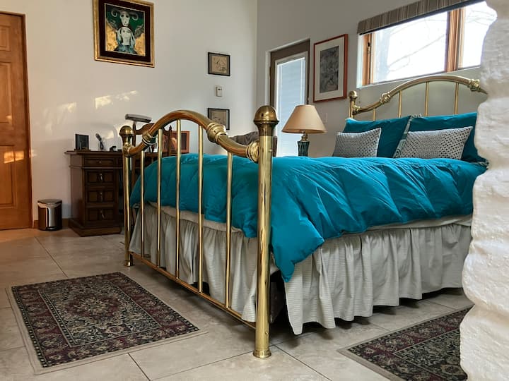 מיטת קווין סייז עם שמיכת פוך, פינת עבודה, מנורת קריאה