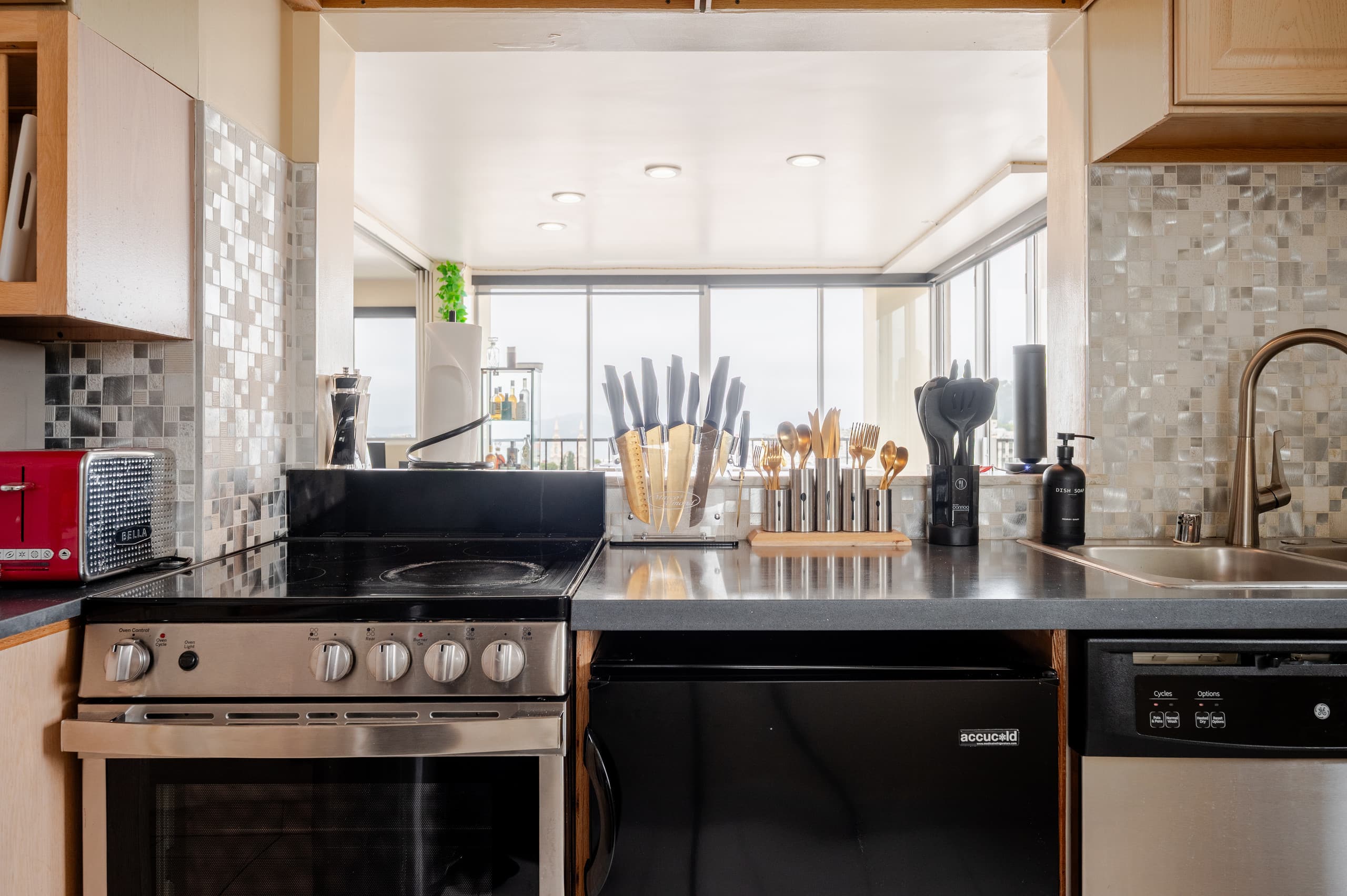 Condo in San Francisco · ★4.93 · 2 bedrooms · 2 beds · 1.5 baths - Image 57