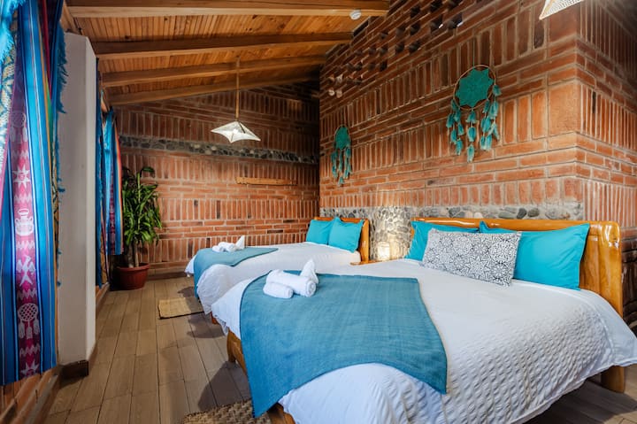 La Habitación Master cuenta con una cama Queen Size y una cama doble con colchón Ortopédico, Chimenea  y tina.