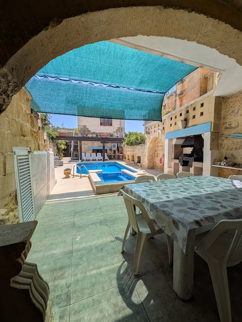 Unique escape for 21: Huge house & pool epic fun!