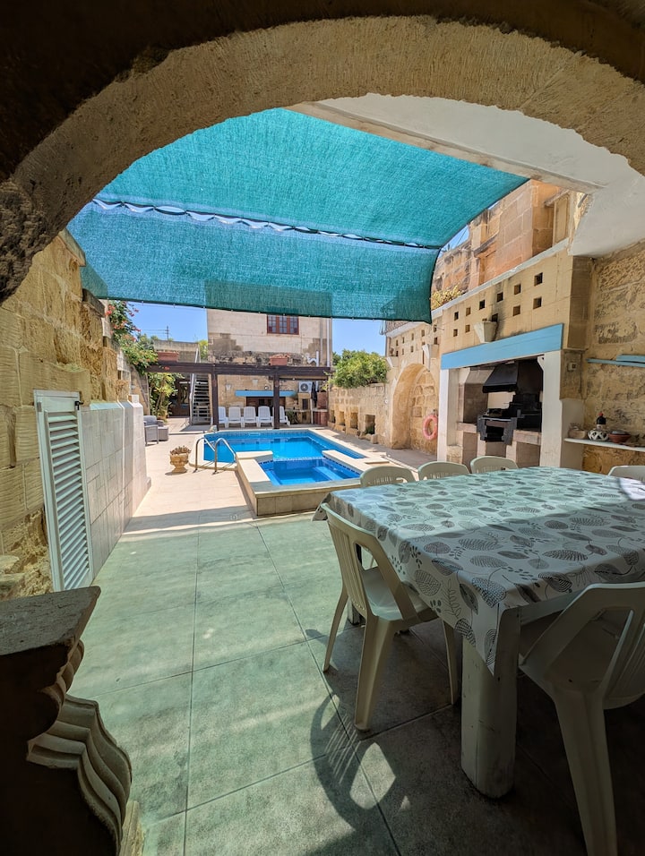 Unique Escape For 21: Huge House & Pool Epic Fun! - Malta