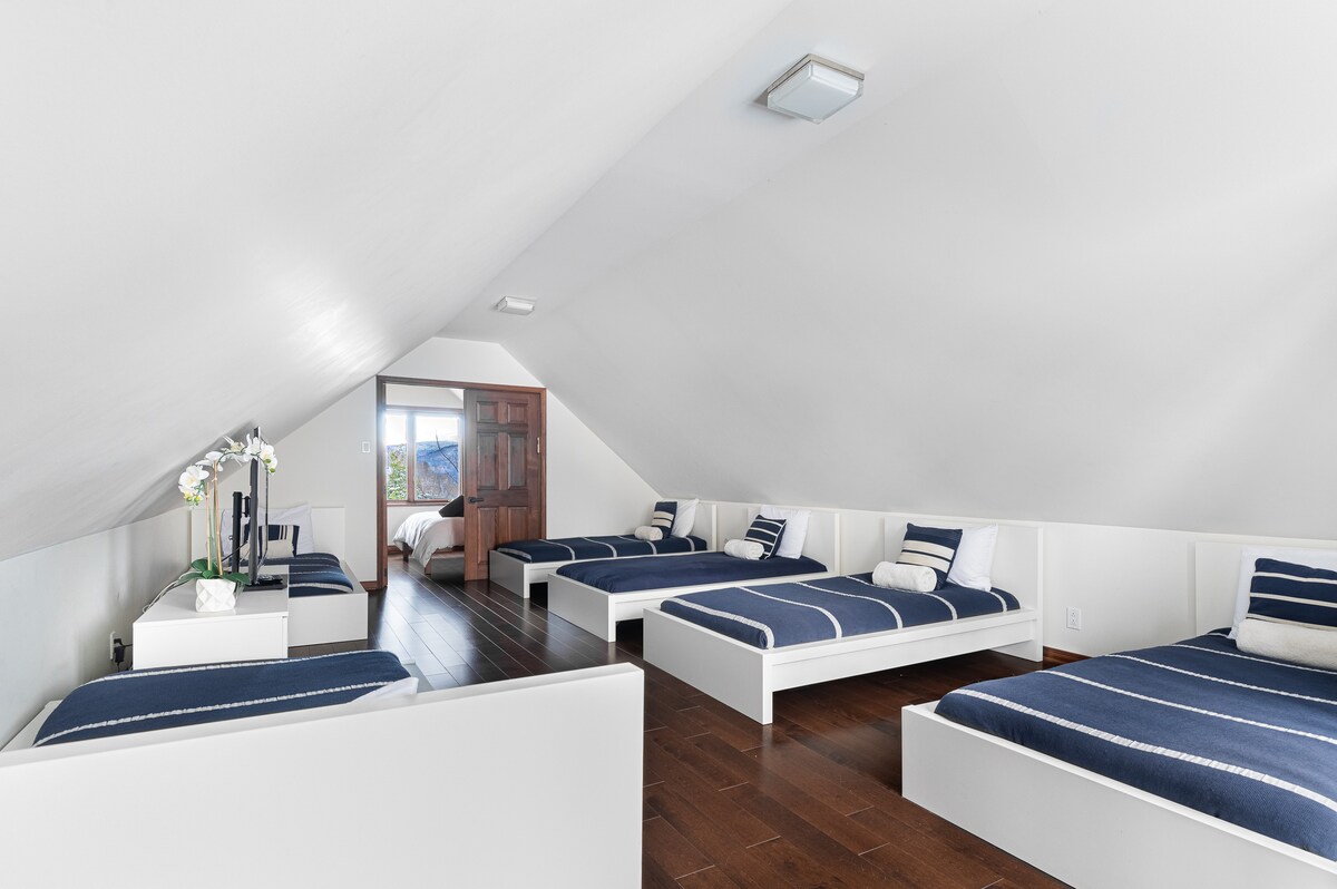 Esta es la habitación divertida con 6 camas individuales ubicada encima de nuestra increíble  sala de juegos. 