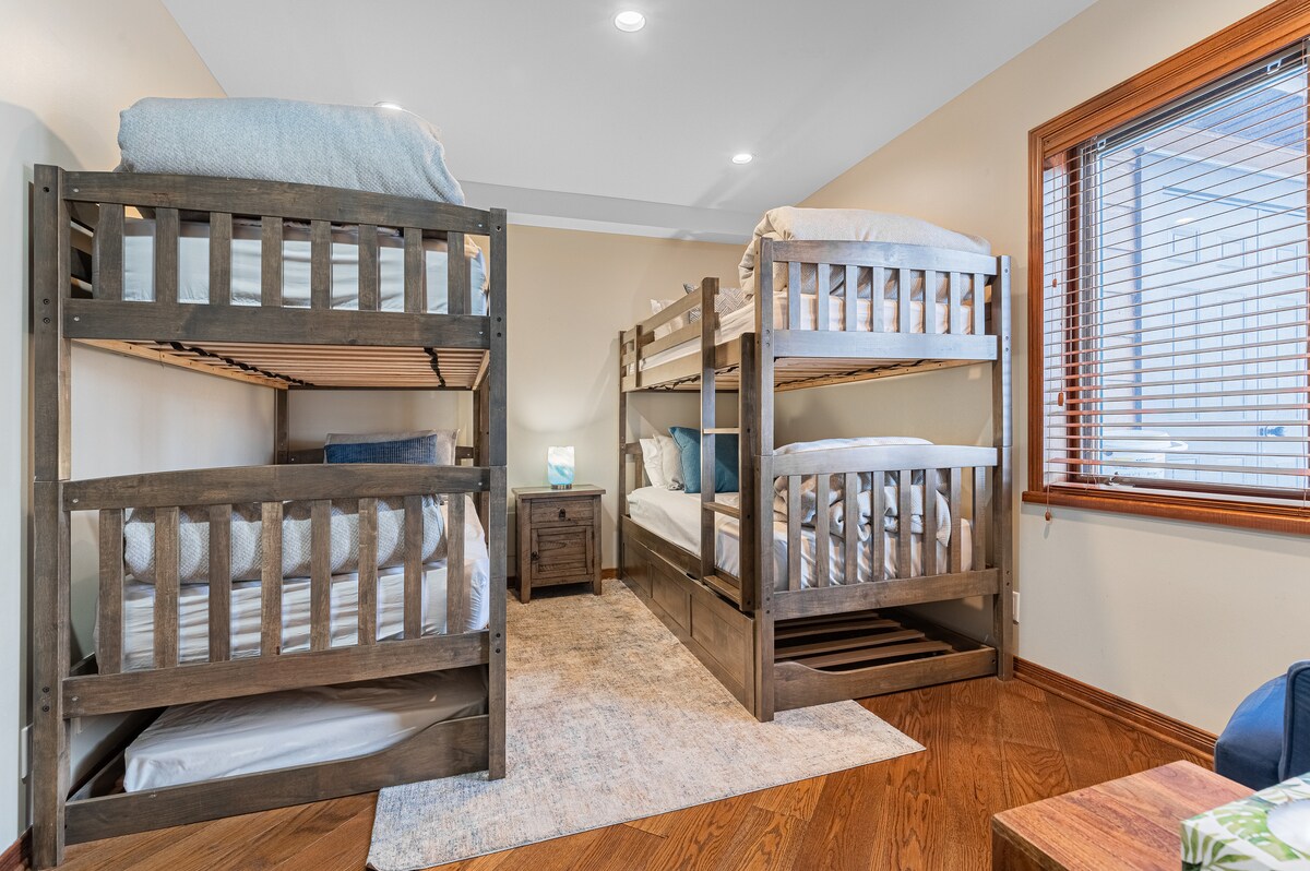 ¡El dormitorio 7 tiene 2 literas + 1 cama nido y se encuentra en el nivel del jardín cerca de las habitaciones 6y7!
Capacidad para 5 personas cómodamente, vestidor en la habitación 
Ubicado junto a un baño completo con ducha y bañera 