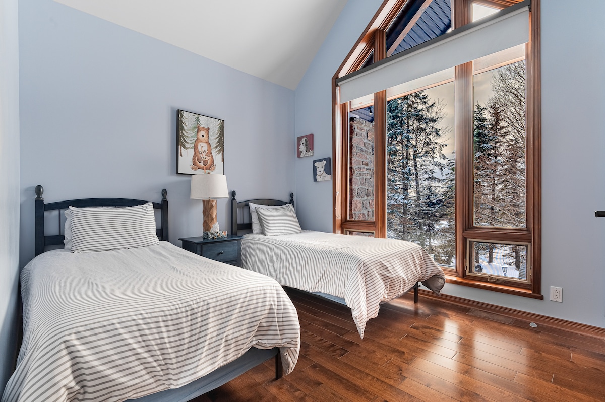 Dormitorio para niños con 2 camas individuales ubicado cerca del dormitorio principal 