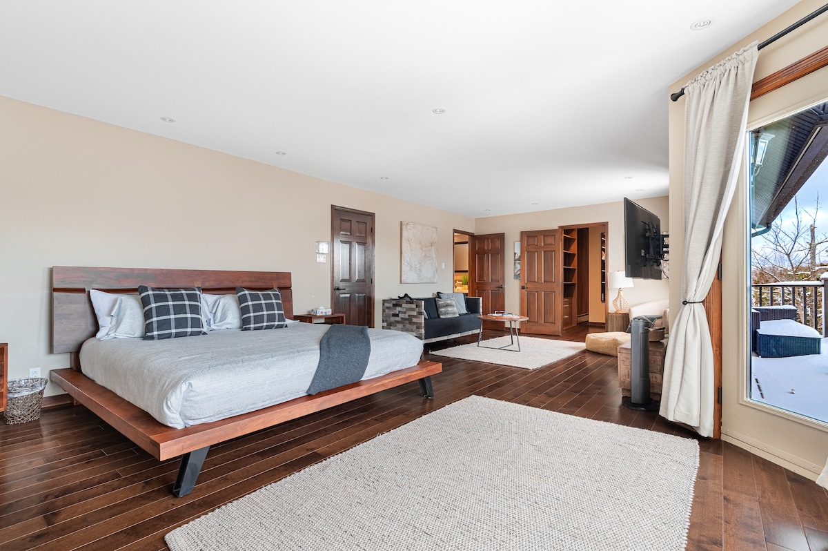 Dormitorio principal con entrada al balcón privado 
El dormitorio principal está ubicado en el segundo piso del lado este, cerca del dormitorio 2. 