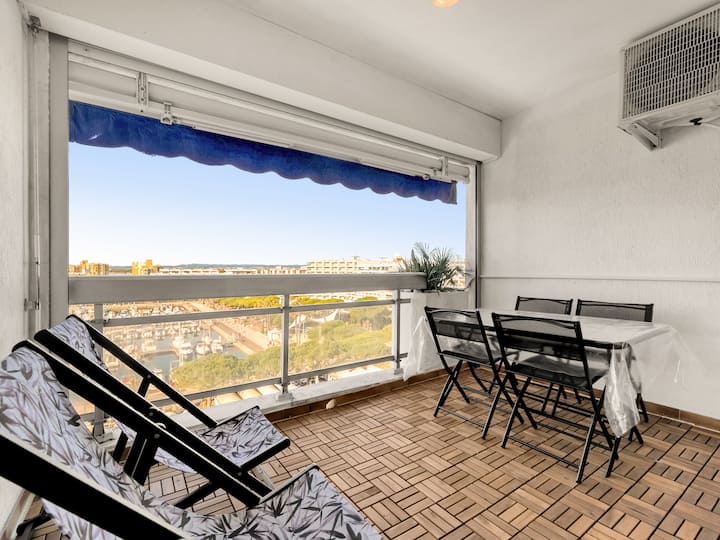 Terrasse couverte avec vue sur le port