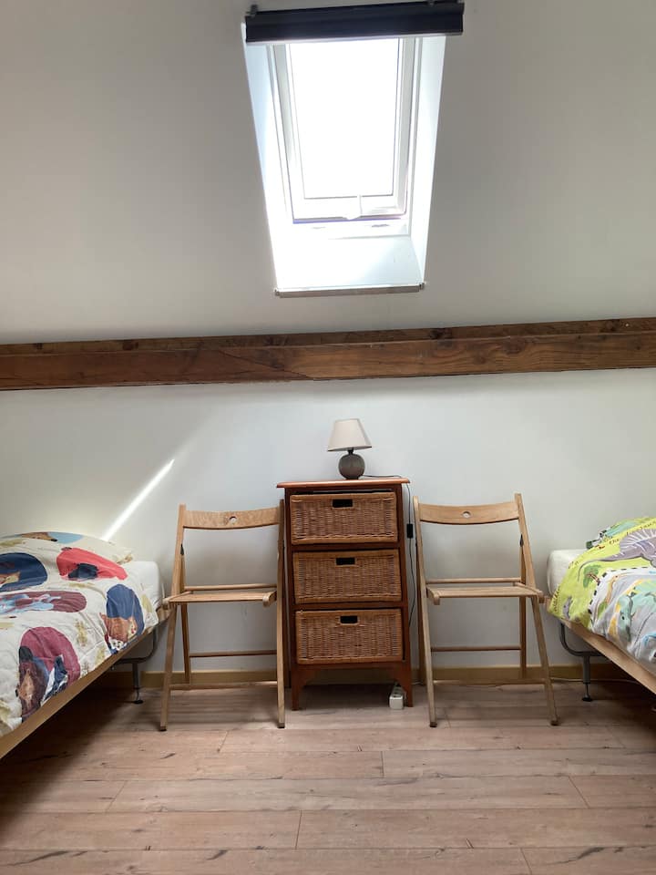 Ასევე, შესაძლებელია 2 ერთადგილიანი საწოლის მიერთება 1 ორადგილიან საწოლამდე 160 × 200, ზედაპირით (surmatelas). 