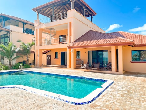 Beachfront Villa with a Pool and 360° Views