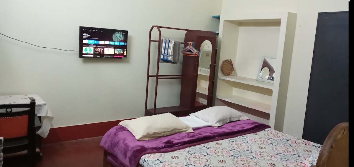 第二间卧室配有空调、高速无线网络（100 Mbps）、32英寸智能电视和专用（非套房）卫生间。 专用卫生间包括更衣区，可以上锁，以确保用户的完全隐私。