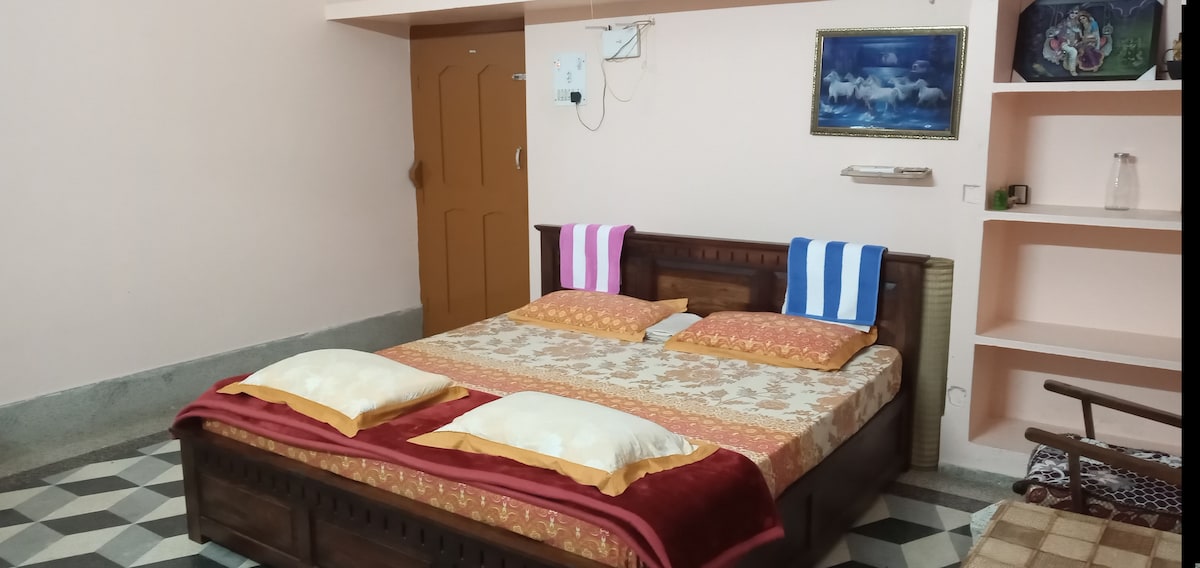 主卧配备空调、高速无线网络（100 Mbps）、24小时不间断电源、40英寸智能电视和套内卫生间。