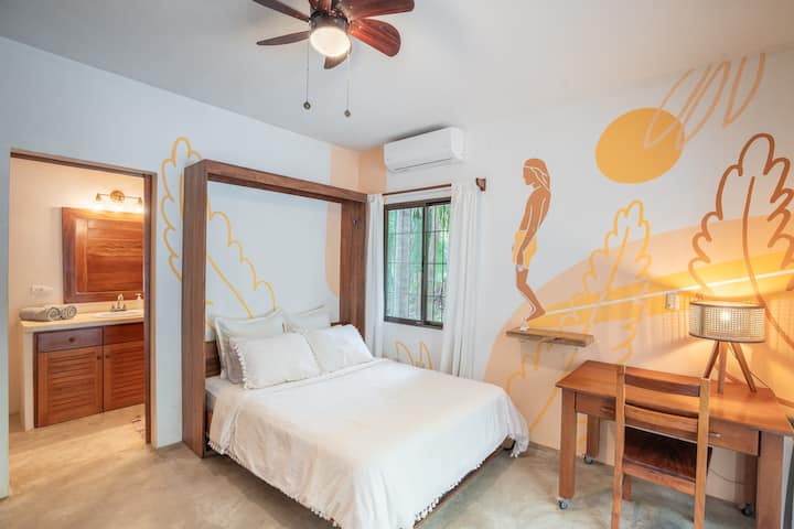 Dhomë gjumi në katin e poshtëm me kuzhinë të vogël, banjë private dhe ajër të kondicionuar