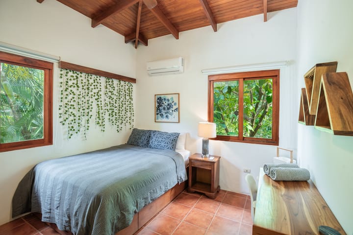 Dhoma e gjumit 3 me një krevat dopio "queen", perde që errësojnë dhomën dhe kondicioner