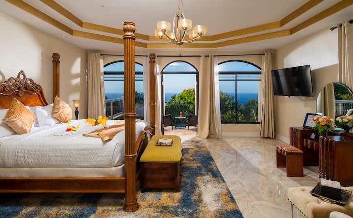 Suite spacieuse - Mini Master - Vue imprenable sur l'océan

Vous ne croirez pas que c'est notre mini suite car elle est plus grande que la suite principale. 

Cette chambre dispose d'un lit King Size californien, d'un coin salon, d'un placard et d'une incroyable salle de bain en marbre. 