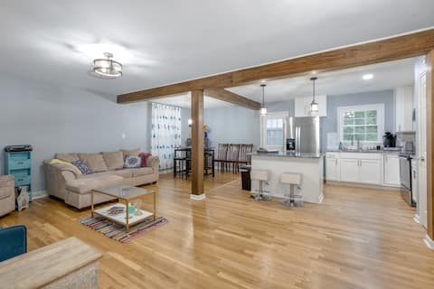 Top performing Airbnb: 3BR Retreat Min to Uptown / Fast WiFi Free Parking in Windsor Park