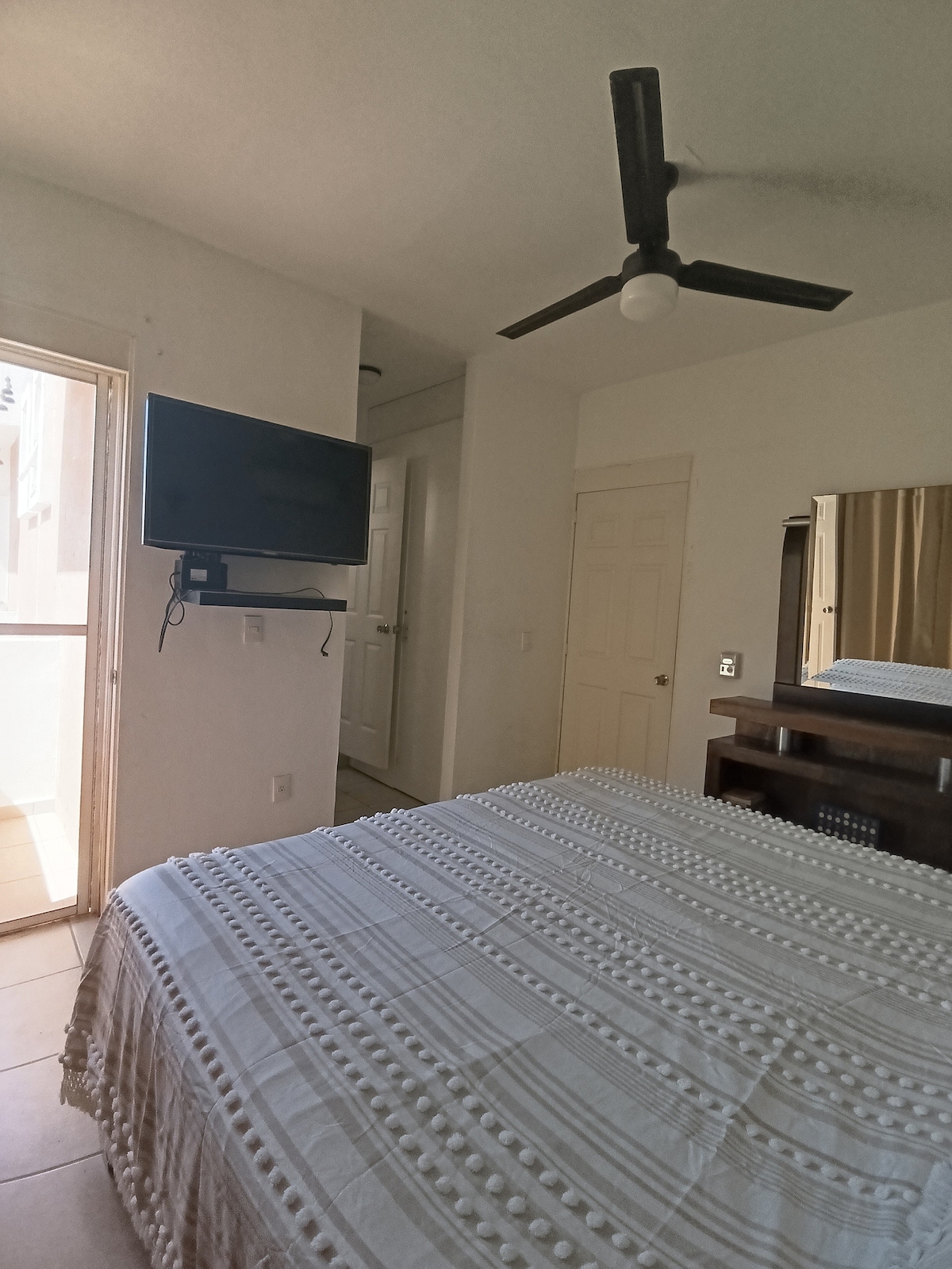 تحتوي غرفة النوم الرئيسية على مكيف هواء ومروحة وتراس وحمام كامل وستائر تعتيم وستائر خفيفة وتلفزيون 32 بوصة مع Google Chrome وخزانة مزدوجة ومكواة وخطافات متاحة.