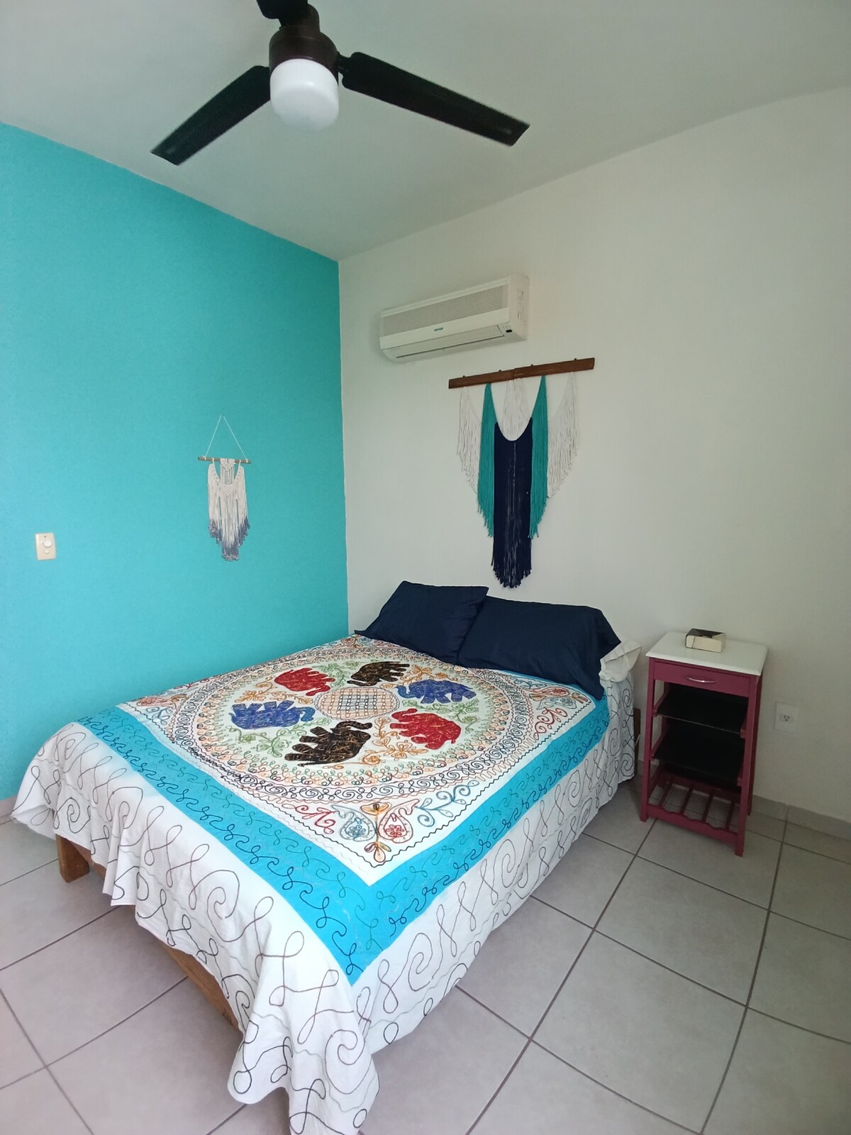 غرفة نوم ثانية بسرير مزدوج وطاولة ليلية وإضاءة طبيعية ممتازة وتكييف وخزانة وخطافات ومروحة وتعتيم للراحة بشكل مريح.