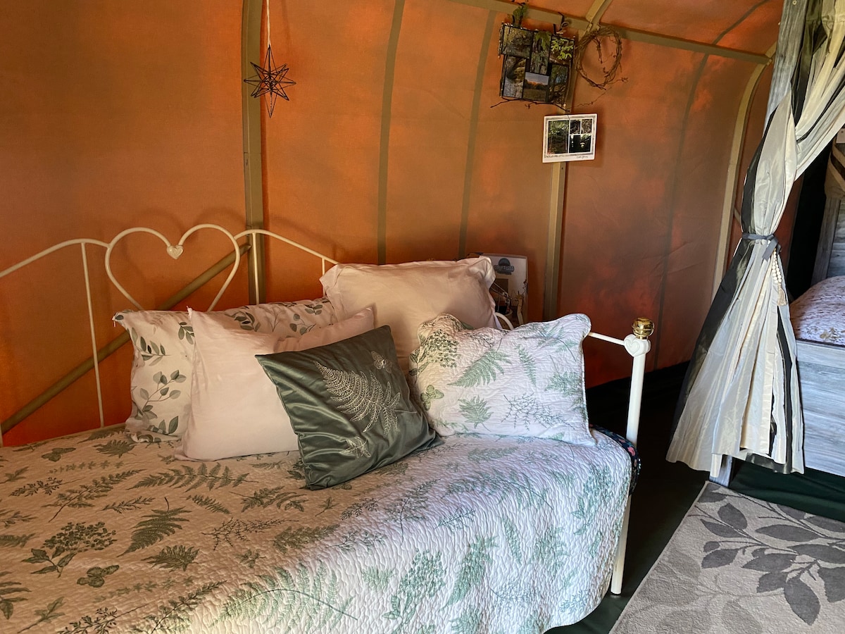 Lit de jour avec lit gigogne en dessous.