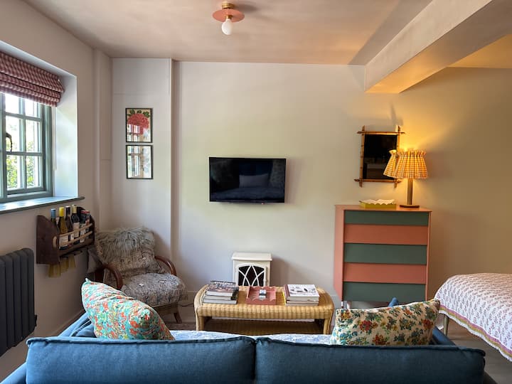 Stylish Cabin In Picturesque West Sussex Village - West Sussex