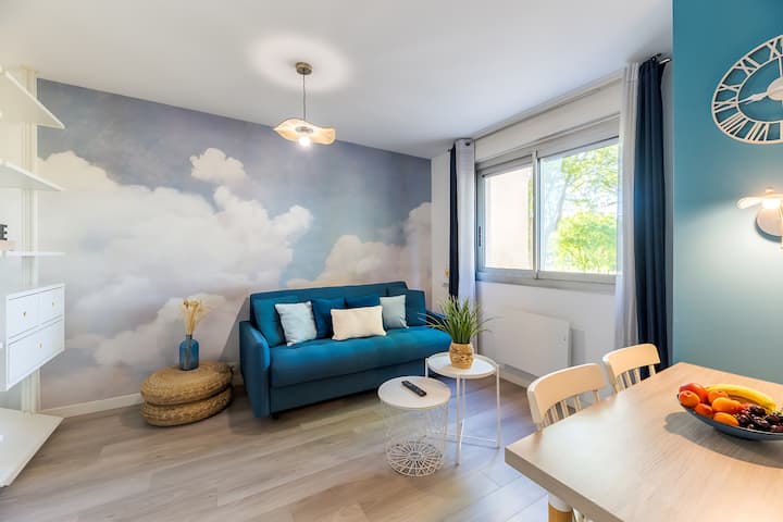 Svijetli studio apartman u Villeurbanneu, u blizini La Doue i INSA-e: udoban dnevni boravak s plavim kaučem na razvlačenje, praktičnim stolom, Wi-Fi mrežom i dekorom u oblacima. Idealno za studente, studente koji rade, profesionalce u pokretu ili vikend u Lyonu.