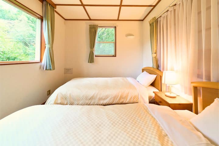 Kuna vyumba viwili vya mtindo wa Magharibi kwenye ghorofa ya pili vyenye vitanda 2 vya mtu mmoja