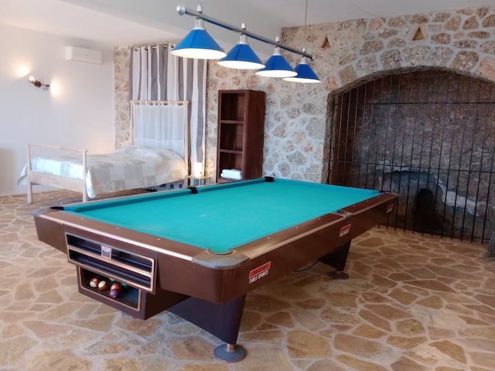 Espace table de billard (avec un lit double)
